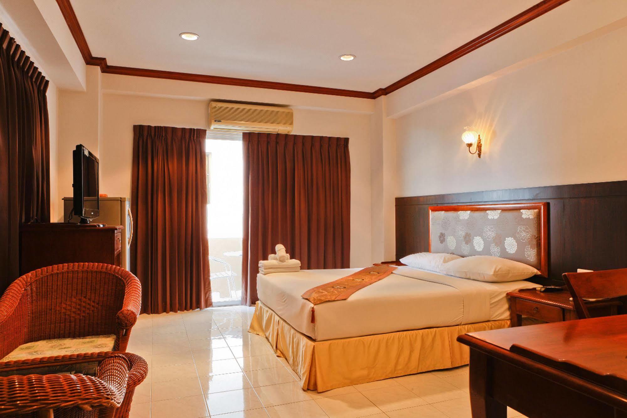 Inn House- Sha Extra Plus Pattaya Exterior photo